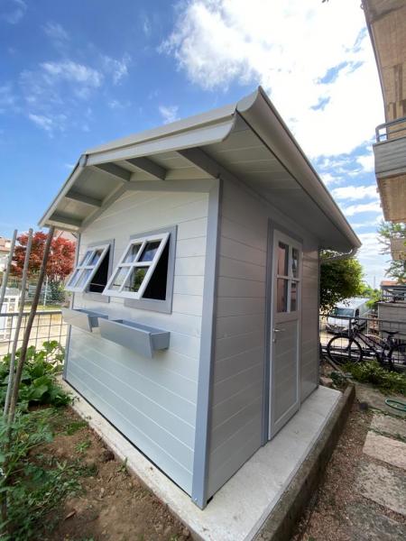 FOTO 15 casetta a pareti colorata cm 250x250 con aggiunta di : laccatura grigio chiaro, bordi grigio scuro, finestra fissa sulla porta, aggiunta  finestra in piu', fioriere, grondaie.