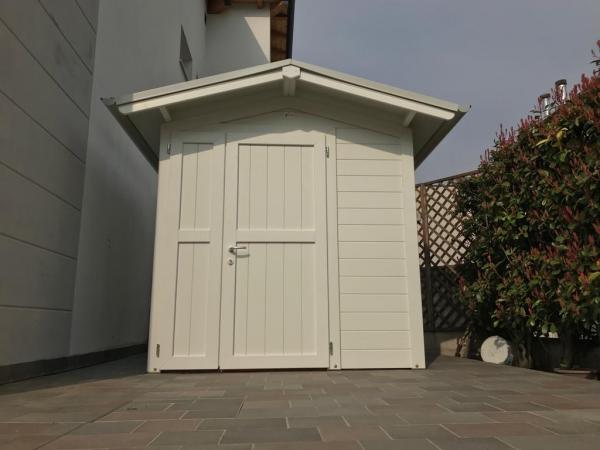 FOTO 9 casetta a pareti colorata cm 200x300 con aggiunta di : laccatura avorio, porta e mezza cm 120, grondaie.