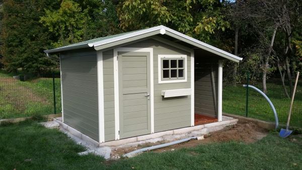 FOTO 26 casetta a pareti colorata cm 300x200 con aggiunta di : laccatura verde oliva, bordi bianchi, tettoia laterale cm 100x200, chiusura lati tettoia con tavole staccate, fioriera, grondaie.