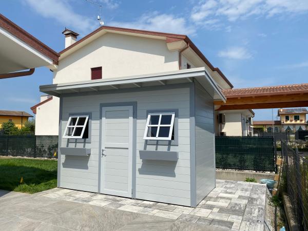 FOTO 31 casetta a pareti colorata con tetto ad una pendenza cm 300x150 con aggiunta di : laccatura grigio chiaro, bordi grigio scuro, una finestra in piu', fioriere, grondaia.