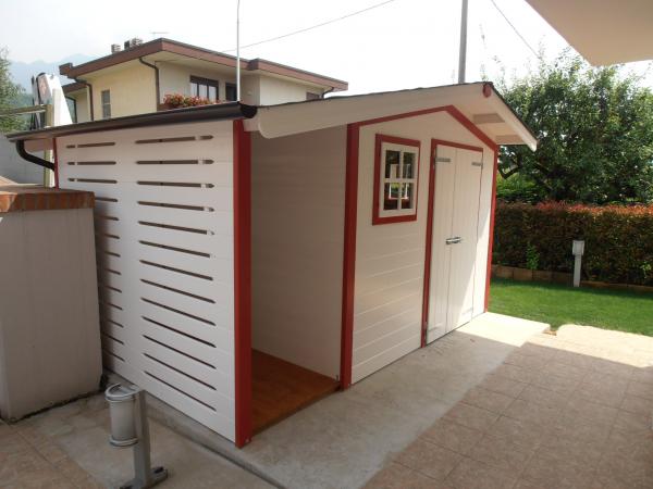 FOTO 24 casetta a pareti colorata cm 300x250 con aggiunta di : laccatura bianca, bordi rossi, porta e mezza cm 120, tettoia laterale cm 100x250 senza pavimento, chiusura lati tettoia con tavole fresate, grondaie.
