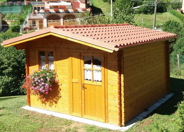 FOTO 12 casetta block house cm 300x300 tavole spessore cm 3.5 con aggiunta di : porta e mezza cm 120, fioriera, copertura in coppo Roofy, grondaie in rame.