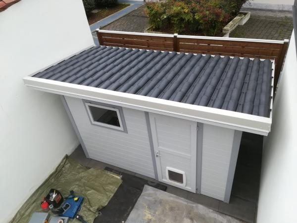 FOTO 30 casetta a pareti colorata con tetto ad una pendenza cm 300x 200 con aggiunta di : laccatura grigio chiaro, bordi grigio scuro, botola per cane, copertura tetto in coppo roofy, grondaie.