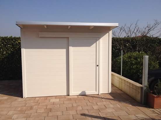 FOTO 49 casetta a pareti colorata con tetto ad una pendenza cm 250x 200 con aggiunta di : laccatura bianca, porta scorrevole, grondaia.
