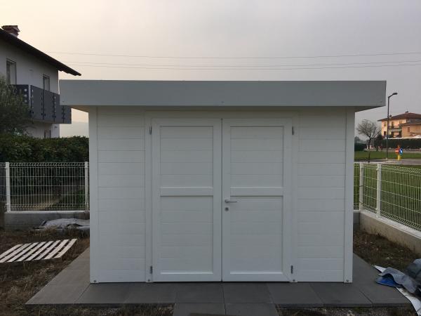 FOTO 46 casetta a pareti colorata con tetto ad una pendenza a scomparsa cm 300x 200 con aggiunta di : laccatura bianca, porta doppia cm 160 , grondaie.