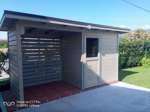FOTO 45 casetta a pareti colorata con tetto ad una pendenza cm 200x 200 con aggiunta di : impregnatura grigia, finestra fissa sulla porta, tettoia laterale cm 200x200 senza pavimento, chiusura lati tettoia con tavole staccate, grondaie.