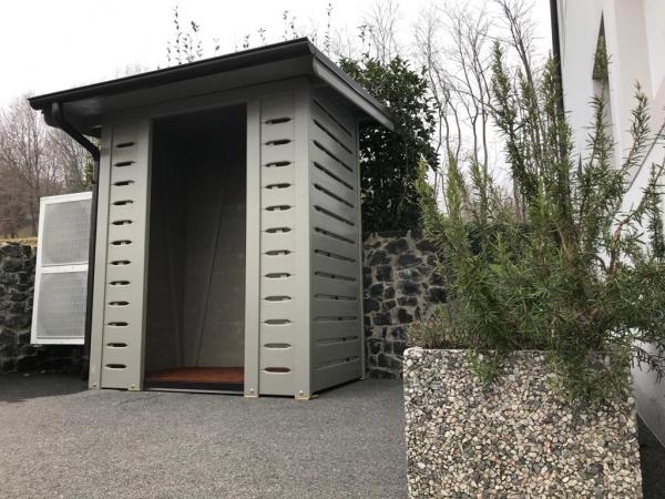 FOTO 66 casetta a pareti colorata tipo legnaia cm 200x100 con aggiunta di : laccatura tortora, fresature su pareti.