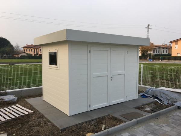 FOTO 47 casetta a pareti colorata con tetto ad una pendenza a scomparsa cm 300x 200 con aggiunta di : laccatura bianca, porta doppia cm 160 , grondaie.
