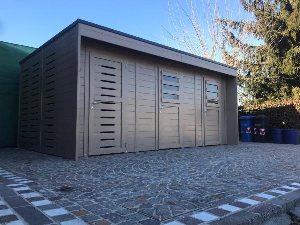 FOTO 52 casetta a pareti colorata con tetto ad una pendenza a scomparsa cm 500x300 con aggiunta di : laccatura tortora, due porte complete in piu' , finestre fisse sulle porte, fresature su porta e parete laterale, grondaie.