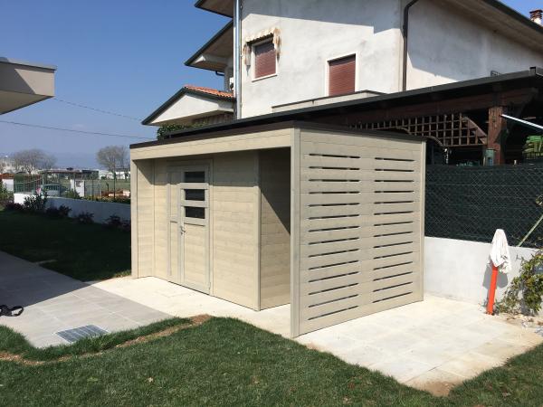 FOTO 61 casetta a pareti colorata con tetto ad una pendenza a scomparsa cm 350x 200 con aggiunta di : impregnatura grigia, porta e mezza cm 120, tettoia laterale cm 100x200, chiusura lati tettoia con tavole fresate, grondaie.