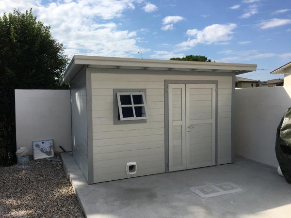 FOTO 28 casetta a pareti colorata con tetto ad una pendenza cm 350x 250 con aggiunta di : laccatura grigio chiaro, bordi grigio scuro, porta e mezza cm 120, botola per gatto, grondaie.