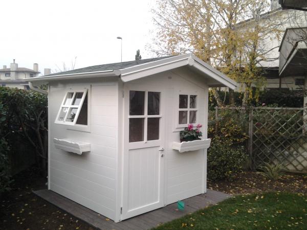 FOTO 3 casetta a pareti colorata cm 200x200 con aggiunta di : laccatura bianca, finestra fissa sulla porta, finestra in piu' sul lato, fioriere, grondaie.