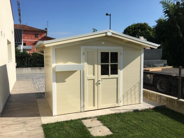 FOTO 12 casetta a pareti colorata cm 300x200 con aggiunta di : laccatura avorio, bordi bianchi, porta e mezza cm 120, finestra fissa sulla porta, fioriera, grondaie.