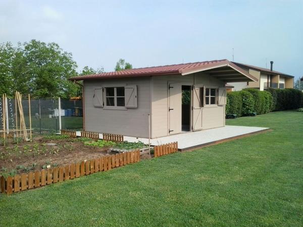 FOTO 27 casetta a pareti colorata cm 600x300 con aggiunta di : laccatura tortora, porta doppia cm 160, finestre grandi con scuri, copertura in coppo roofy, grondaie in rame.