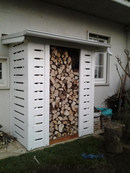 FOTO 67 casetta a pareti colorata tipo legnaia cm 200x80 con aggiunta di : laccatura bianca, fresature su pareti.