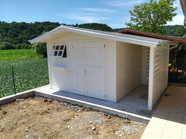 FOTO 23 casetta a pareti colorata cm 350x250 con aggiunta di : laccatura bianca, porta e mezza cm 120, tettoia laterale cm 100x250 senza pavimento, chiusura lati tettoia con tavole fresate, fioriera, grondaie.