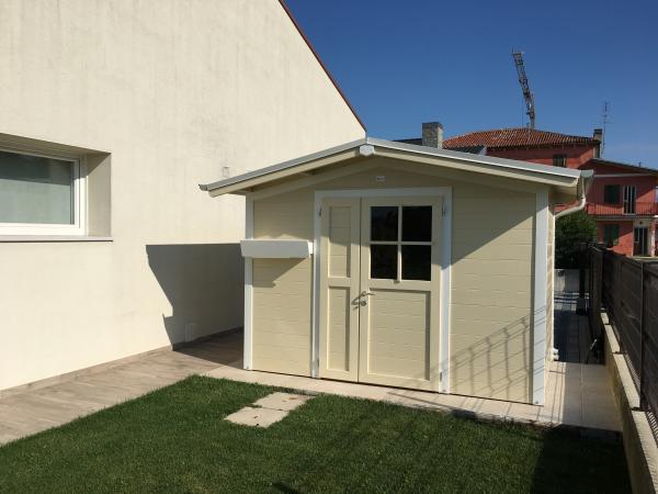 FOTO 11 casetta a pareti colorata cm 300x200 con aggiunta di : laccatura avorio, bordi bianchi, porta e mezza cm 120,  finestra fissa sulla porta, fioriera, grondaie.