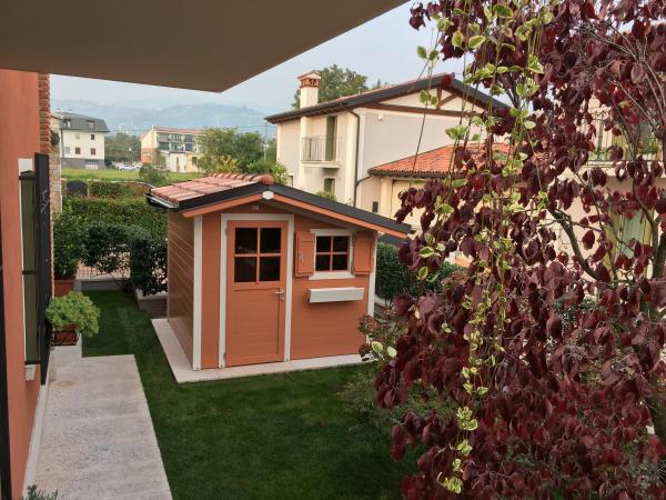 FOTO 17 casetta a pareti colorata cm 250x200 con aggiunta di : laccatura pesca, bordi bianchi, finestra fissa sulla porta, scuretti sulla finestra, fioriera, copertura coppo roofy, grondaie.