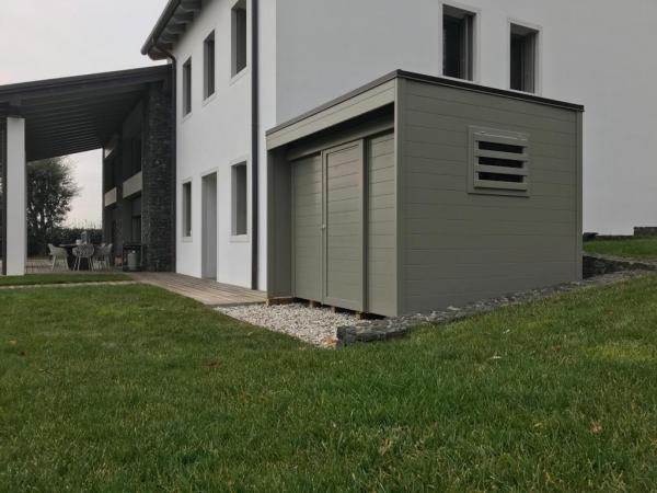 FOTO 53 casetta a pareti colorata con tetto ad una pendenza a scomparsa cm 300x 200 con aggiunta di : laccatura tortora, porta scorrevole, grondaie.