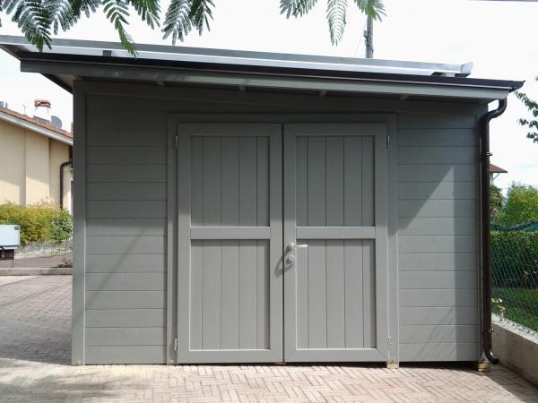 FOTO 41 casetta a pareti colorata con tetto ad una pendenza cm 300x 200 con aggiunta di : laccatura grigia, porta doppia cm 160, grondaie, meno finestra apribile.