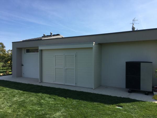 FOTO 63 casetta a pareti colorata tipo armadio cm 350x60 con aggiunta di : laccatura grigio chiaro, porta doppia cm 160, grondaie.