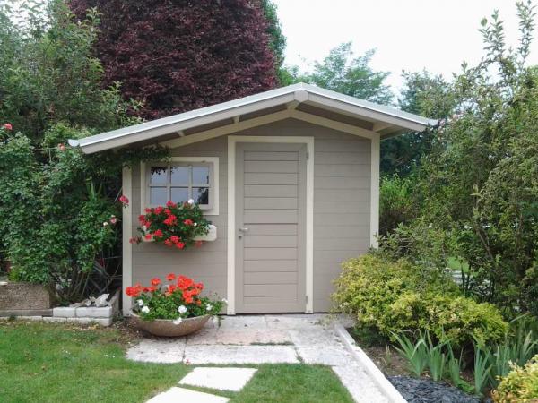 FOTO 8 casetta a pareti colorata cm 300x200 con aggiunta di : laccatura tortora, bordi bianchi, tetto decentrato, fioriera, grondaie.