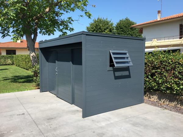FOTO 55 casetta a pareti colorata con tetto ad una pendenza a scomparsa cm 350x 200 con aggiunta di : laccatura grigio scuro, porta scorrevole , grondaie.