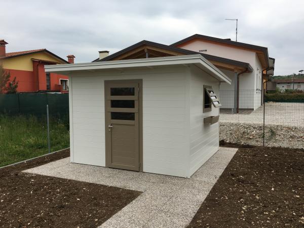 FOTO 35 casetta a pareti colorata con tetto ad una pendenza cm 300x 200 con aggiunta di : laccatura bianca, porta e finestra tortora , fioriera, grondaie.