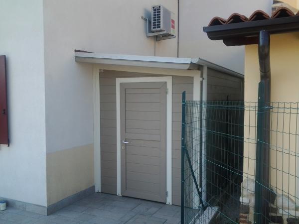 FOTO 42 casetta a pareti colorata con tetto ad una pendenza cm 180x 300 con aggiunta di : laccatura tortora, bordi bianchi , grondaie, meno finestra apribile.