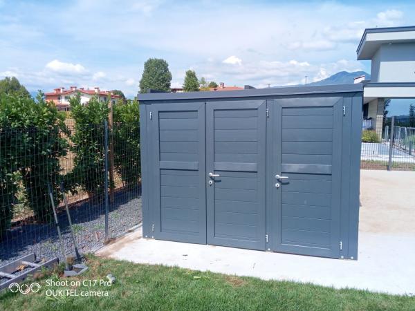 FOTO 65 casetta a pareti colorata tipo armadio cm 350x60 con aggiunta di : laccatura grigio scuro, porta doppia cm 160, grondaie.