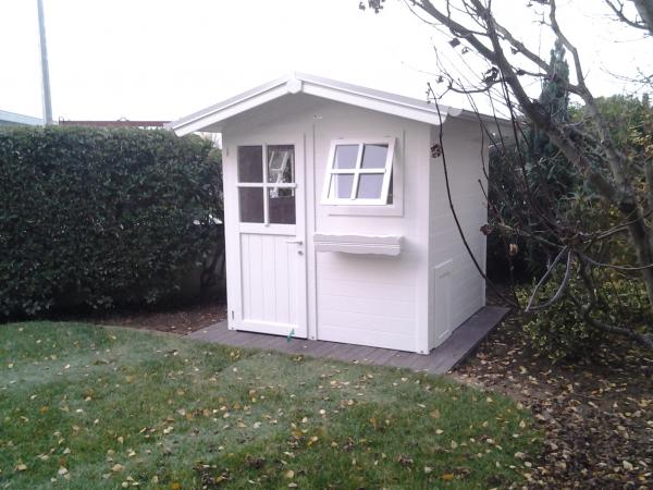 FOTO 2 casetta a pareti colorata cm 200x200 con aggiunta di : laccatura bianca, finestra fissa sulla porta, finestra in piu' sul lato, fioriere, grondaie.