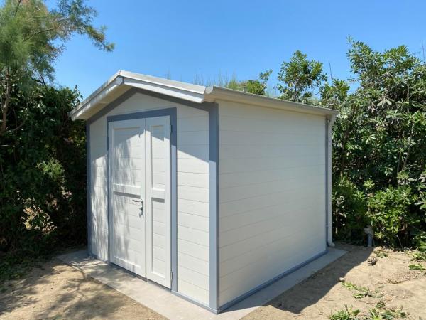 FOTO 10 casetta a pareti colorata cm 250x250 con aggiunta di : laccatura grigio chiaro, bordi grigio scuro, porta e mezza cm 120, grondaie.