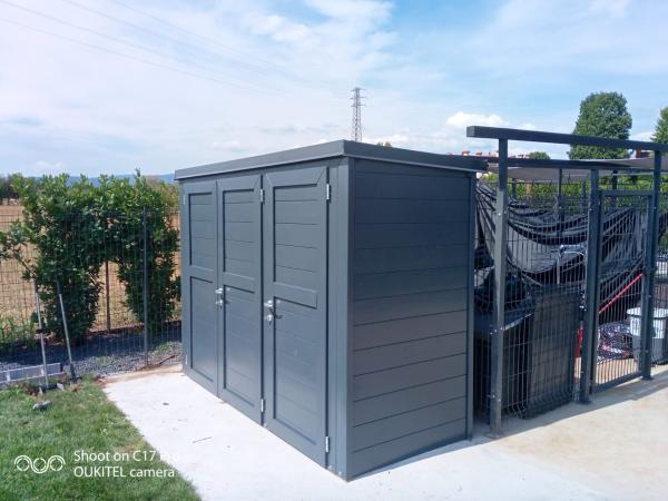 FOTO 64 casetta a pareti colorata tipo armadio cm 350x60 con aggiunta di : laccatura grigio scuro, porta doppia cm 160, grondaie.