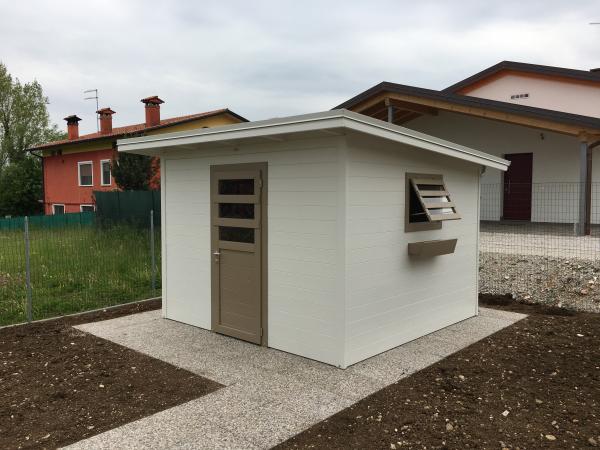 FOTO 34 casetta a pareti colorata con tetto ad una pendenza cm 300x 200 con aggiunta di : laccatura bianca, porta e finestra tortora , fioriera, grondaie.