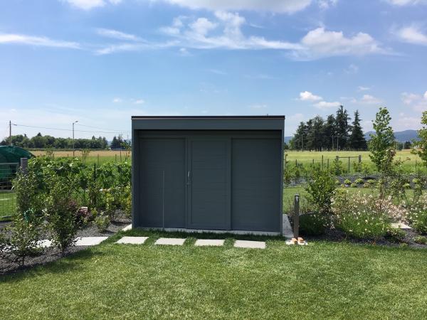 FOTO 56 casetta a pareti colorata con tetto ad una pendenza a scomparsa cm 300x 200 con aggiunta di : laccatura grigio scuro, porta scorrevole , grondaie.