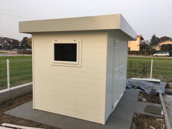 FOTO 48 casetta a pareti colorata con tetto ad una pendenza a scomparsa cm 300x 200 con aggiunta di : laccatura bianca, porta doppia cm 160 , grondaie.