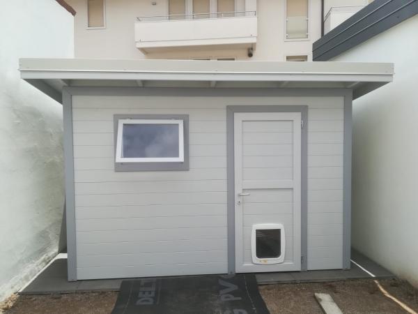 FOTO 29 casetta a pareti colorata con tetto ad una pendenza cm 300x 200 con aggiunta di : laccatura grigio chiaro, bordi grigio scuro, botola per cane, copertura tetto in coppo roofy, grondaie.