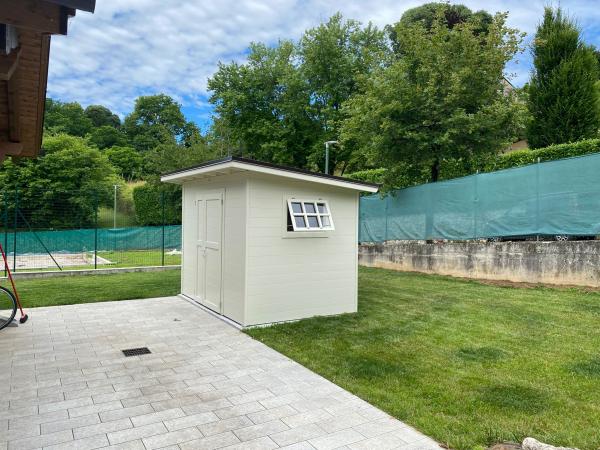 FOTO 40 casetta a pareti colorata cm 250x200 con tetto ad una falda con aggiunta di : laccatura avorio, porta doppia cm 120, grondaie.