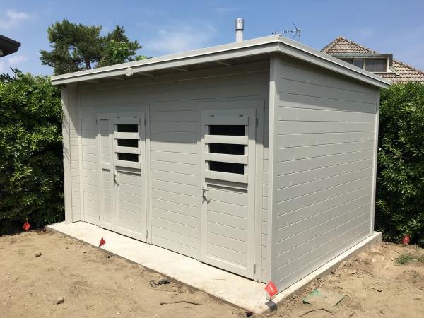 FOTO 51 casetta a pareti colorata con tetto ad una pendenza cm 400x 250 con aggiunta di : laccatura grigio chiaro, porta e mezza cm 120 completa, finestre apribili sulle porte, grondaie.