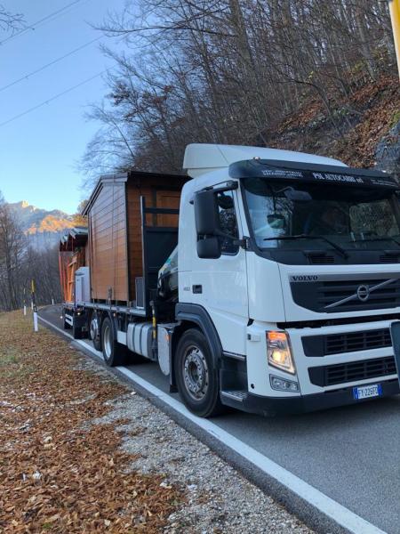 FOTO 15 trasporto chioschi con camion gru'