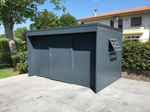 FOTO 54 casetta a pareti colorata cm 350x200 con tetto ad una pendenza a scomparsa con aggiunta di : laccatura grigio scuro, porta scorrevole, grondaie.