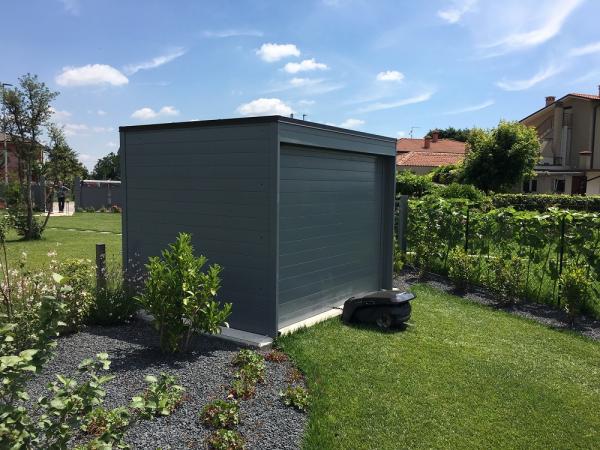 FOTO 58 casetta a pareti colorata con tetto ad una pendenza a scomparsa cm 300x 200 con aggiunta di : laccatura grigio scuro, porta scorrevole , grondaie.