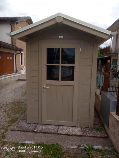 FOTO 4 casetta a pareti colorata cm 150x150 con aggiunta di : laccatura tortora, grondaie.