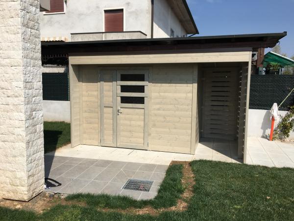 FOTO 59 casetta a pareti colorata con tetto ad una pendenza a scomparsa cm 350x 200 con aggiunta di : impregnatura grigia, porta doppia cm 120,  tettoia laterale cm 100x200, chiusura lati tettoia con tavole fresate, grondaie.