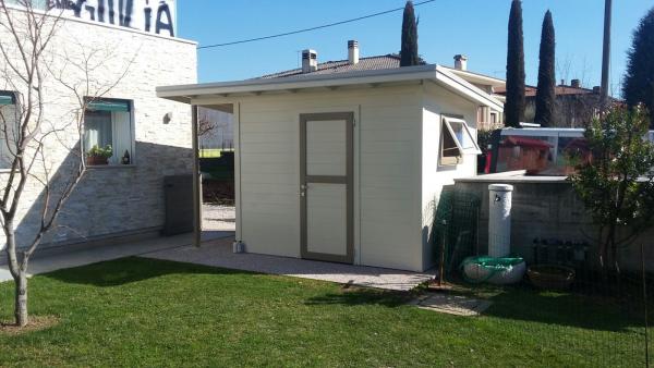 FOTO 36 casetta a pareti colorata con tetto ad una pendenza cm 300x 200 con aggiunta di : laccatura bianca, porta e finestra tortora ,tettoia laterale cm 100x200 senza pavimento, grondaie.
