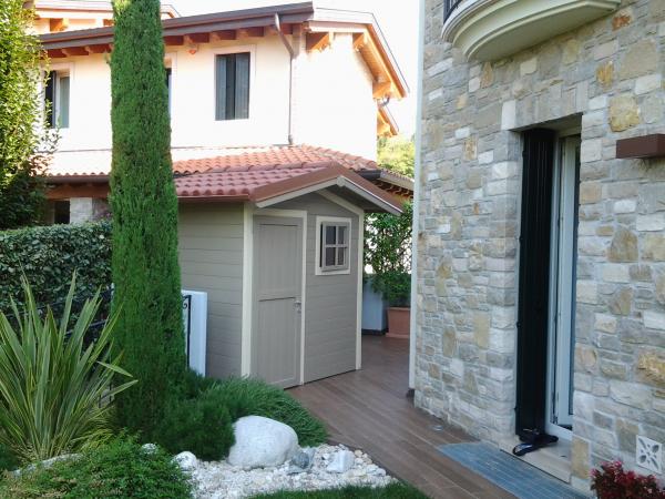 FOTO 6 casetta a pareti colorata cm 200x200 con aggiunta di : laccatura tortora , bordi bianchi, copertura coppo roofy, grondaie in rame.