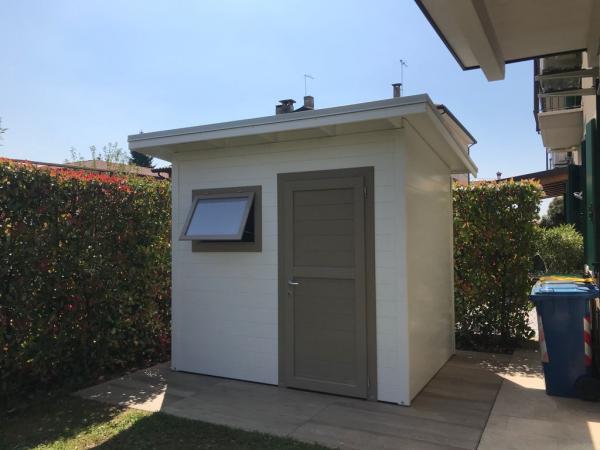 FOTO 32 casetta a pareti colorata con tetto ad una pendenza cm 250x200 con aggiunta di : laccatura bianca, porta e finestra tortora, grondaia.