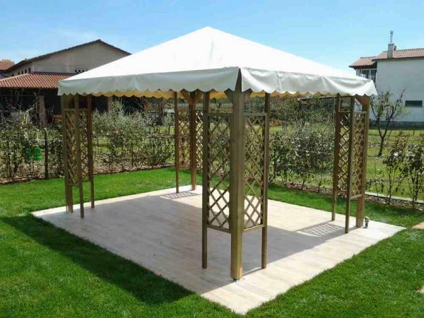 FOTO 6 Gazebo in legno cm 400x400 con grigliati cm 40x150H in legno di pino trattato autoclave , copertura telo pvc avorio con balza lavorata