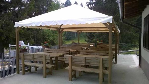 FOTO 4 Gazebo cm 400x400 coperto con telo pvc, con tavoli da cm 200 con relative panche con schienale adatti per pranzi all'esterno