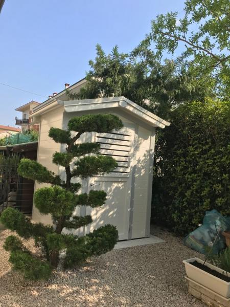 FOTO 5 casetta a pareti colorata cm 150x200 con aggiunta di : finestra fissa sulla porta.